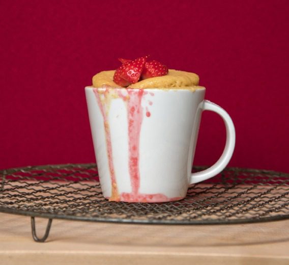 Frischer Erdbeer-Joghurt Mug-Cake, der Kuchen aus der Tasse