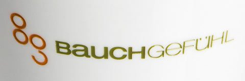 Lunchbox mit farbigem Logo beim Snack2Go aus Porzellan