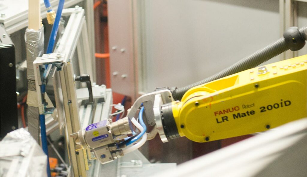 Der Roboter zum Spritzen von Glasuren